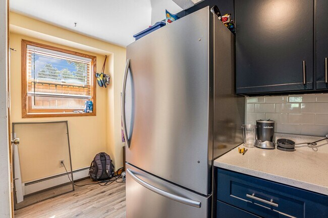 Building Photo - 2 Bedroom Cottage Oasis on The Hill!