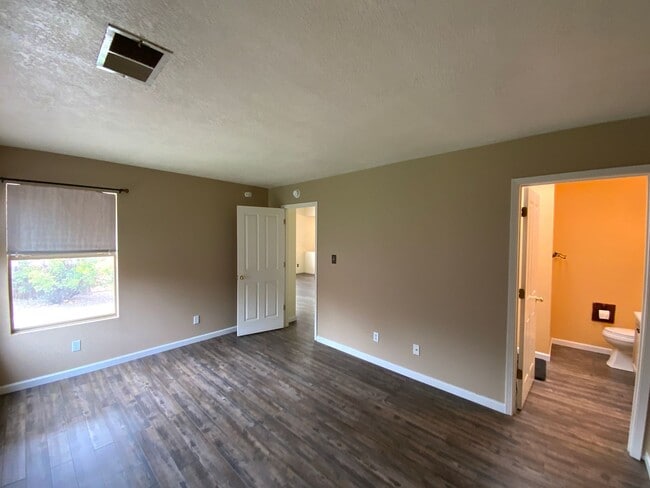 Building Photo - 2 Bedroom Single Story Home Available Near...