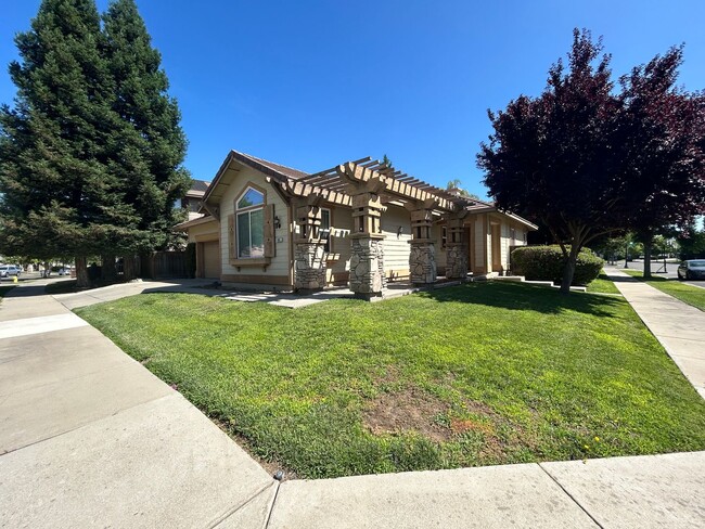 Building Photo - Nice Oakdale home on corner lot