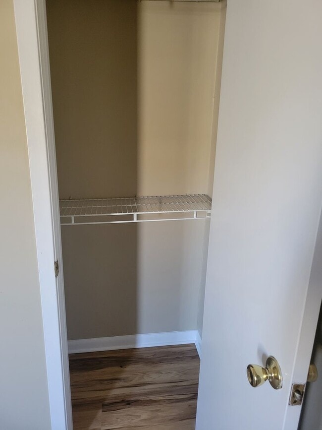 Building Photo - Knoxville 37922 - 2 bedroom, 2 bath townho...