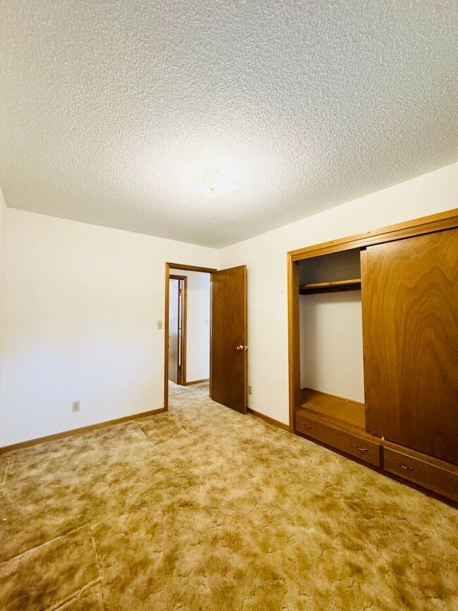Building Photo - 4 Bedroom - 2 Bath Ranch Style Home with 2...