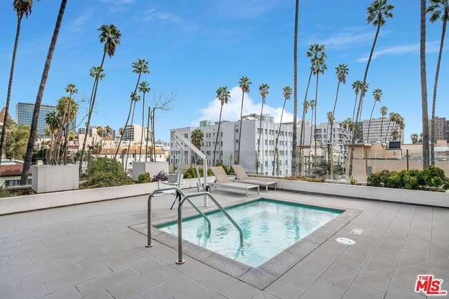 Building Photo - 453 S Kenmore Ave