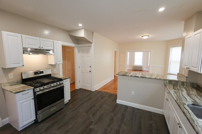 Building Photo - 32 Robinson St