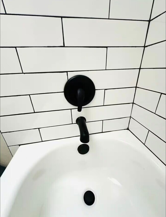 Building Photo - 3007 Willowbend Rd