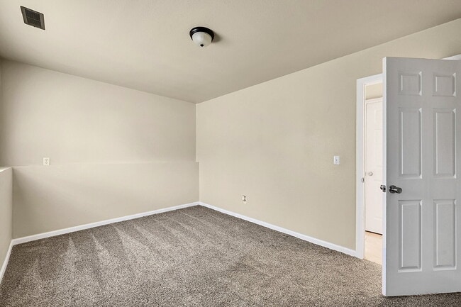 Building Photo - $2,095, 3 bed, 2 bath, located in Colorado...