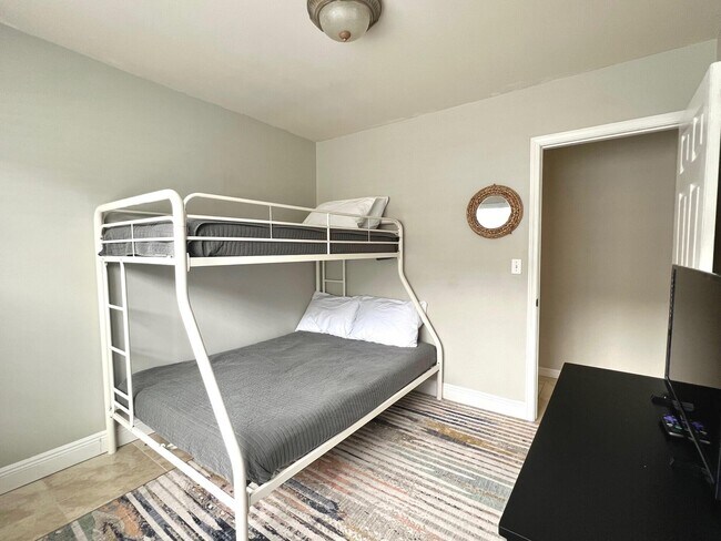 Building Photo - 30 Bay Walk Ct