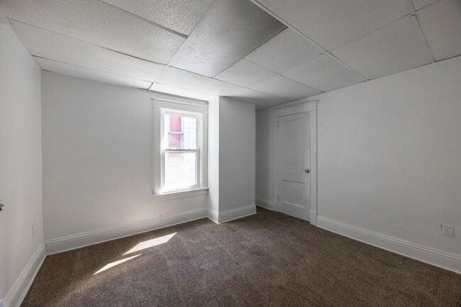 Building Photo - Renovated Large 4 Bedroom House in McKeesp...