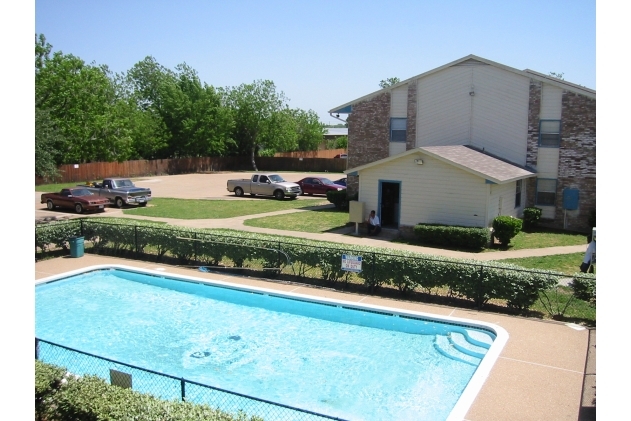 Pool - Gatewood Village Apartments