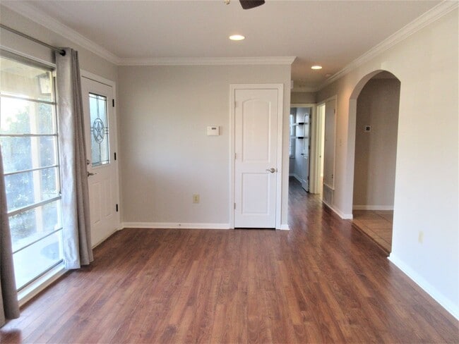 Building Photo - Adorable 2-bedroom/1-bath Duplex in Rosedale