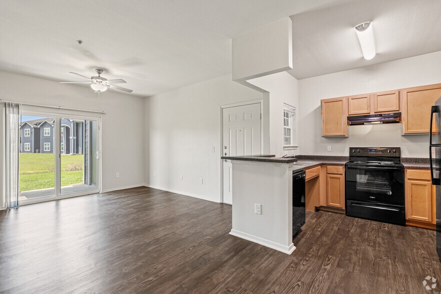 2BR, 2BA - 900SF - Living - Champions Crossing