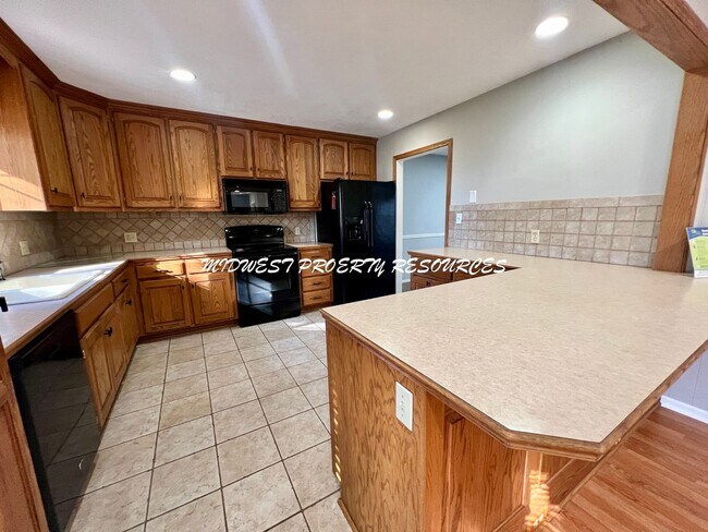 Building Photo - Spacious 4-Bedroom, 3-Bathroom Home with Fenced Yard and Bonus Spaces!