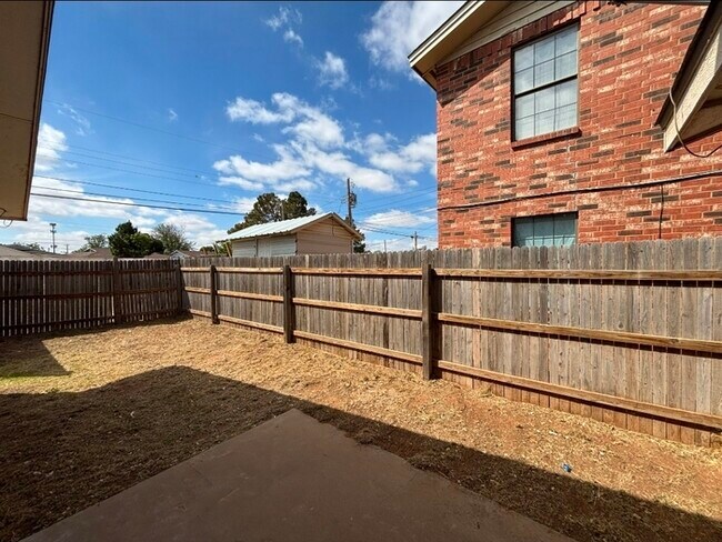 Building Photo - 3 bed 2 bath, 2 story townhome, 2 car garage