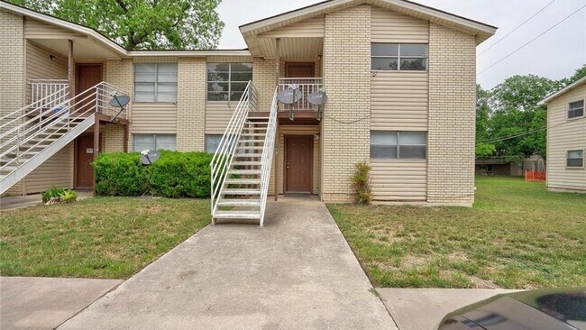 Building Photo - 724 Old Martindale Rd