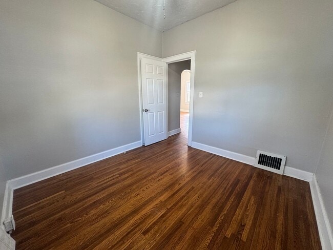 Building Photo - 3 bedroom, 2 bath in NE Lincoln