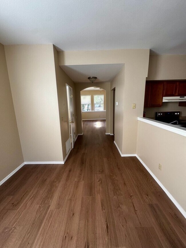 Building Photo - Charming 4 Bedroom close to Patty Jewett Golf Course