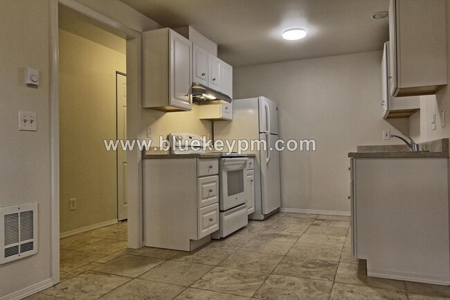 Building Photo - 3 Bed 1.5 Bath  Unit on Grand Blvd in Vanc...