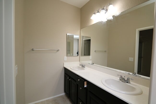 Building Photo - Lovely Home with Community Pool