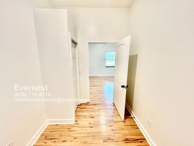 Building Photo - Spacious 4-Bedroom Home with Front Porch a...