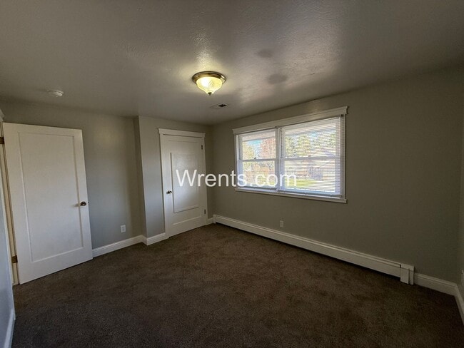 Building Photo - Spacious 6-Bedroom Home with Pool & Multiple Fireplaces – Great Northside Location!