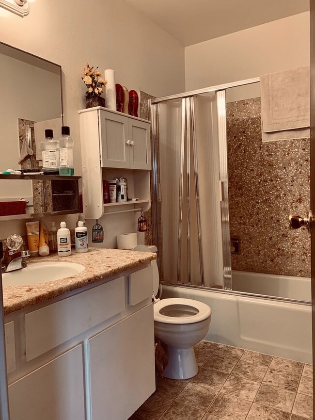 Building Photo - Beautiful Two Bedroom, One Bath Apartment ...