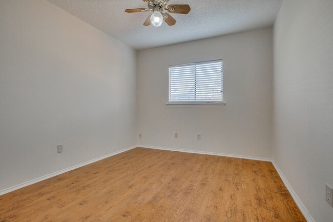 Building Photo - 9805 Briar Ridge Dr