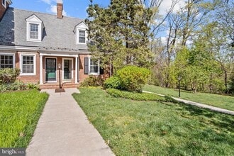 Building Photo - Charming 1-Bedroom Townhouse with 2 Full Baths in Arlington