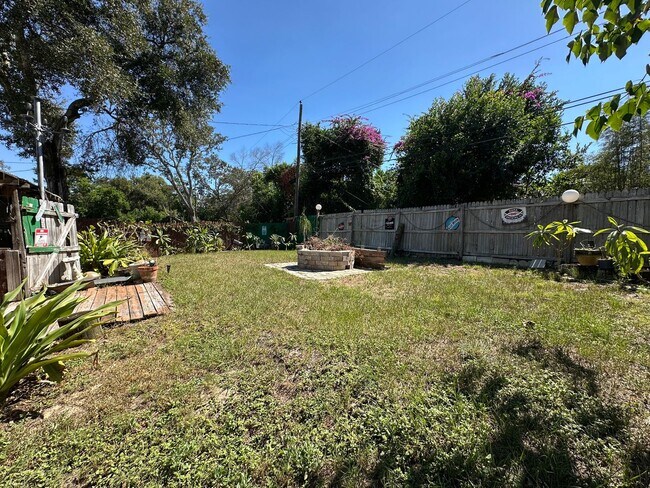 Building Photo - Bright & cozy 2bedroom 1bath home with out...