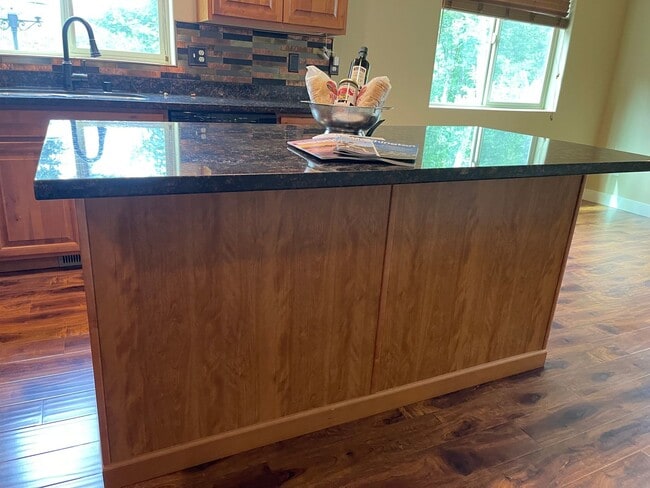 Building Photo - Beautiful 4 Bedroom in a small and exclusive neighborhood