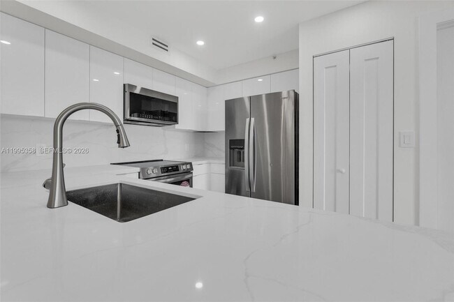 Building Photo - 1155 Brickell Bay Dr