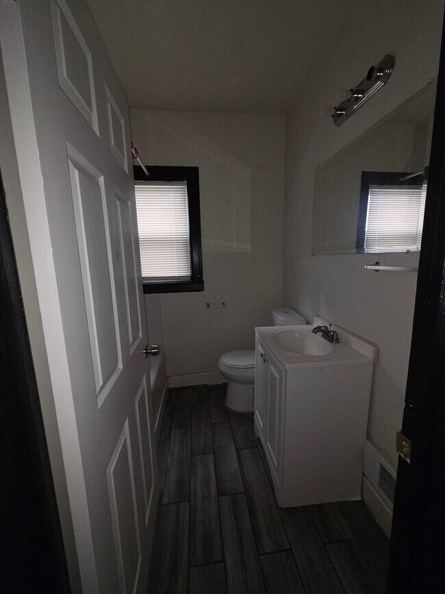 Building Photo - Three Bedroom Open Floorplan