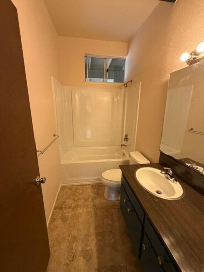 Building Photo - 557 Villanova Dr