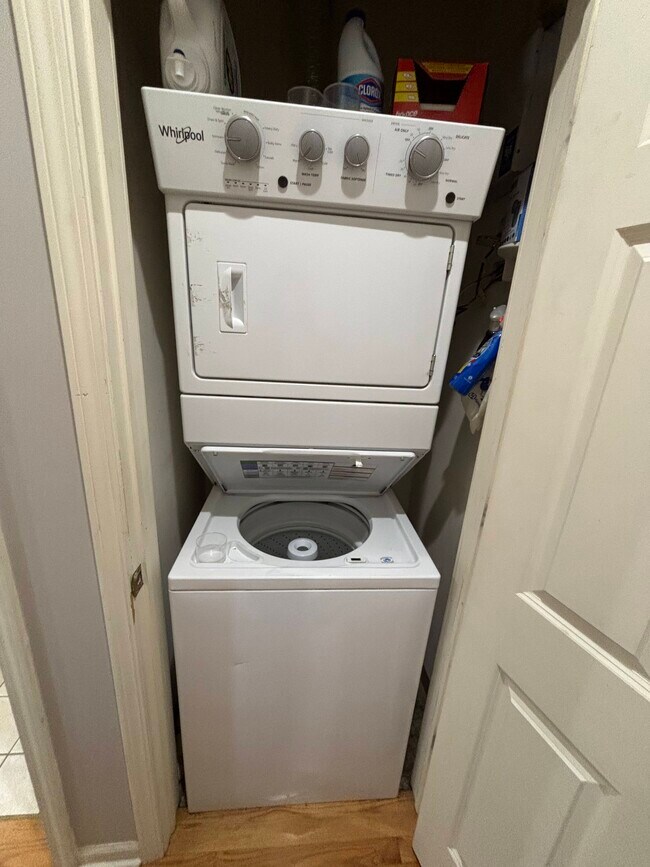 In Unit Laundry - 1241 N Maplewood Ave