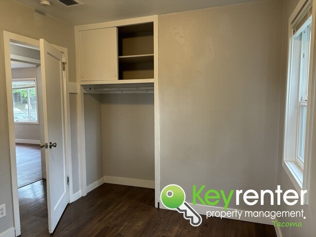 Building Photo - Charming Newly Remodeled Home
