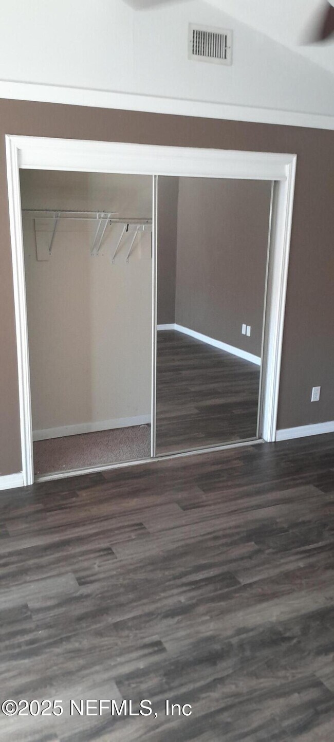 Building Photo - 2724 Lexington Dr