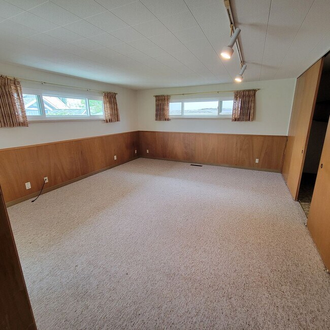 Building Photo - Well-Maintained Redwood City Home with Bonus Room & Private Yard