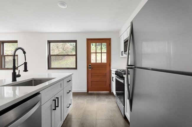Building Photo - AVAILABLE SEPT 1ST!! BEAUTIFUL 3 BEDROOM I...