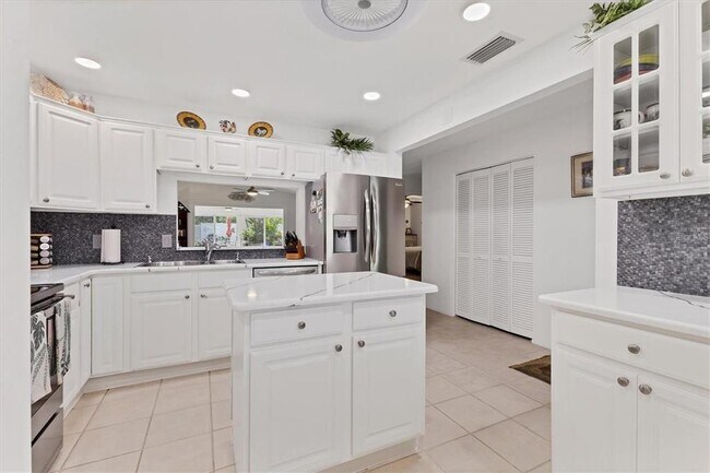 Building Photo - 6304 Pelican Dr