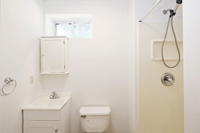 Building Photo - Move-in Ready Northern Albemarle County Home