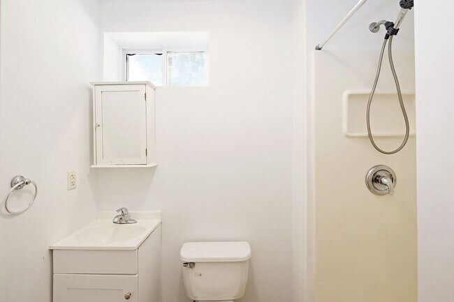 Building Photo - Move-in Ready, Pet-Friendly Northern Albemarle County Home