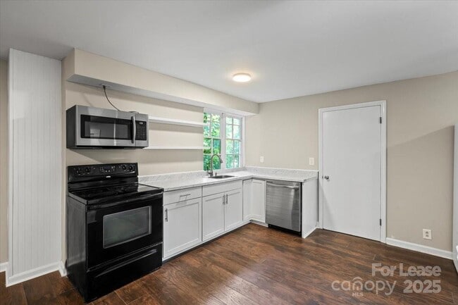 Building Photo - 904 Edgewood Cir