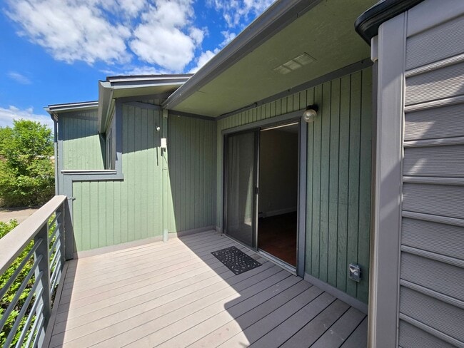 Building Photo - Centrally Located Quiet 2nd Story Condo unfurnished