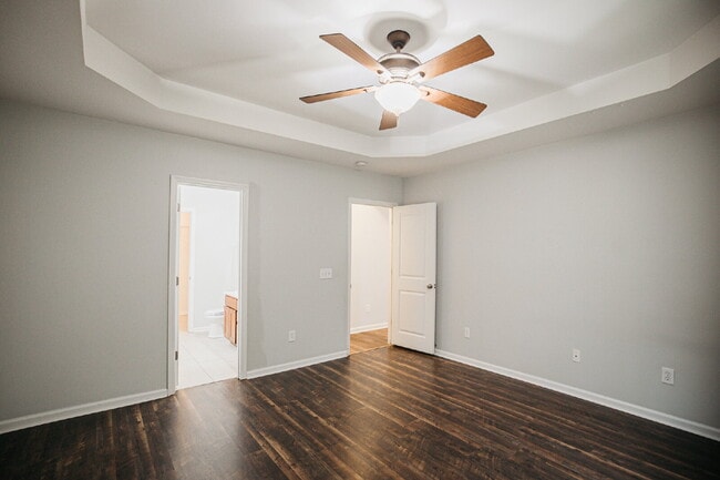 Building Photo - 4 Bed/2.5 Bath/Primary downstairs