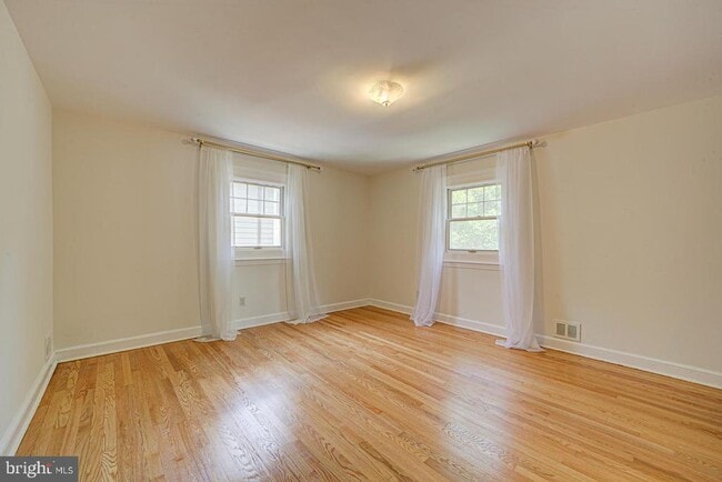 Building Photo - 6717 44th Ave