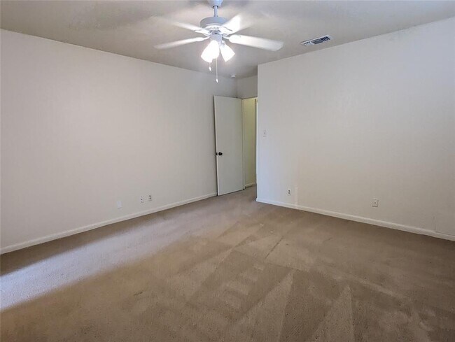 Building Photo - 904 Woodview Dr