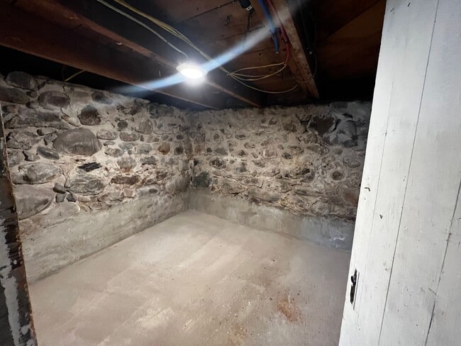 Building Photo - Beautiful 2-Bedroom House with Yard