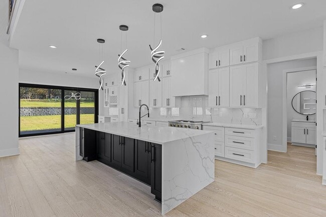 Building Photo - 555 Versailles Dr