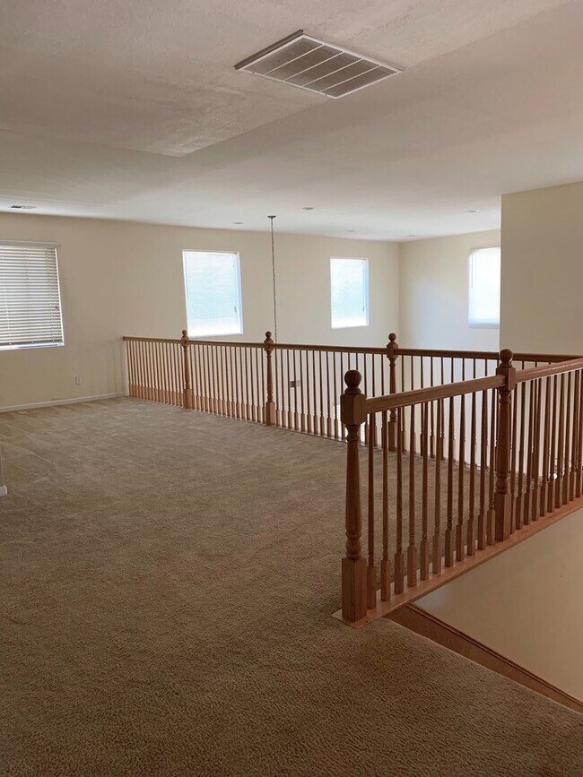 Building Photo - Free Rent for the rest of July Beautiful h...