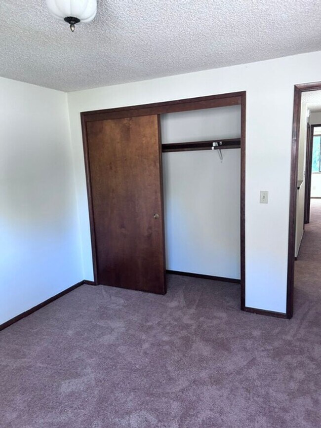 Building Photo - Groovy Townhouse-55+ in Hazel Dell
