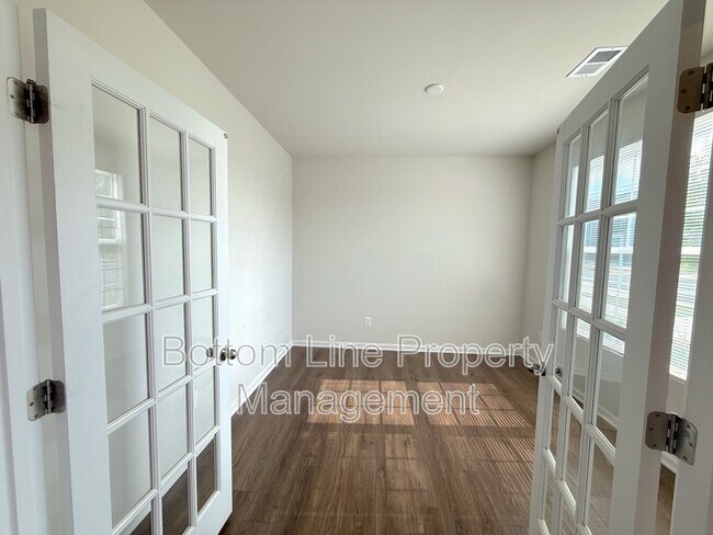 Building Photo - 15708 Country House St