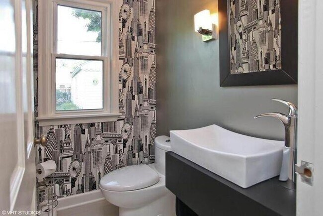 Building Photo - 908 E Hampton Rd